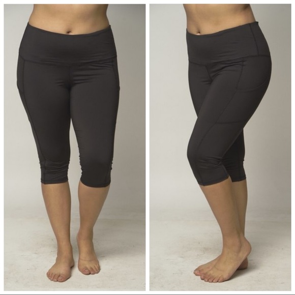 NEW PLUS Black Crop Athletic Leggings - Picture 1 of 11